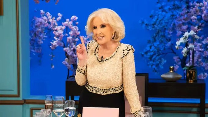 ARGTeve's tweet photo. #Adelanto 99 Años 🔥

Vuelve Mirtha Legrand este sabado a las 21:30hs. por ElTrece. 

Invitados:
📌 Mariano Martínez
📌 Elena Roger
📌 Fer Metilli 
📌 Juan Leyrado https://t.co/TlgpJanzbT