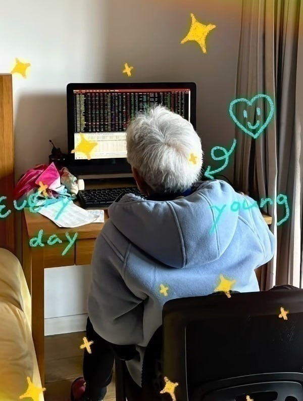 _puopuo's tweet photo. 86歳の祖母👵
節約して貯めたお金を高配当株に投資し、
毎月170万～210万��の安定した配当収入を得ています。
投資を学びたいと相談した孫に、
祖母はわずか2週間で初心者向けの投資ノート📕を作成。
実践の結果、わずか1ヶ月で17万円の利益を出しました✨
この初心者にも超わかりやすいノートは、 https://t.co/jI2LPSD8Qp