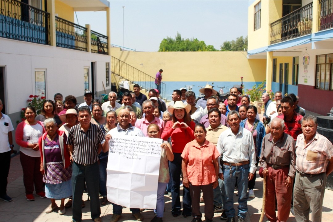 alejdelosantos's tweet photo. La prioridad de la administración del gobernador @armentapuebla_ es que el recurso llegue a más y con obra comunitaria estamos llegando a cada rincón de la microrregión 13. Como en #Mixtla donde el recurso también alcanzará para la casa Ejidal del municipio. https://t.co/J67iRytPRo