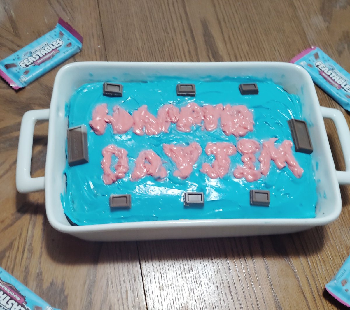 LatelySpooky's tweet photo. @MrBeast happy birthday! My roommate made a cake for us in your honor! https://t.co/50KfxPJMcM