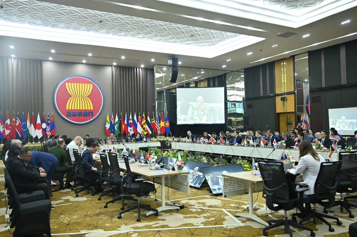TimorMBO's tweet photo. The LMBO attended (28-29/04) 17th #ASEAN Regional Forum Inter-Sessional Meeting on #MaritimeSecurity, held in #Jakarta, #Indonesia. The meeting was co-chaired by Indonesia, the #USA and #India, to discuss evolving maritime security challenges and strengthen regional cooperation. https://t.co/GdoRm9xfSm