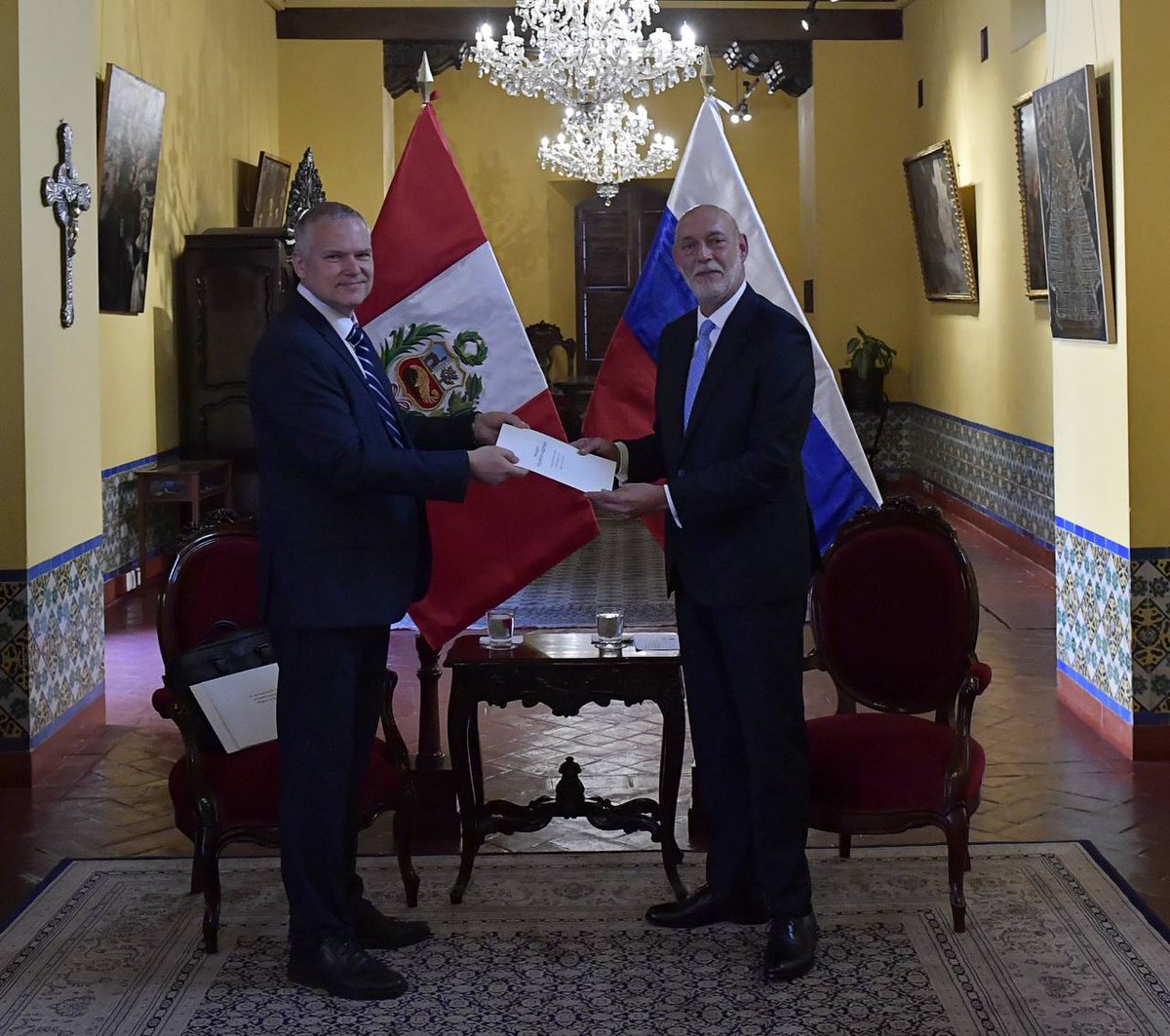 RusEmbPeru's tweet photo. El 5 de mayo, el Embajador de la Federación de Rusia Alexey Ushakov hizo entrega de las copias de sus Cartas Credenciales al Director General de Protocolo y Ceremonial del Estado del Ministerio de Relaciones Exteriores del Perú Eduardo Miguel Pérez.
https://t.co/OlcDEEWmMJ https://t.co/4LY3UxcQvu