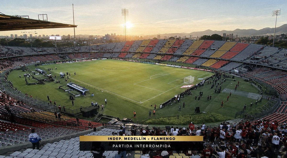 “Dia amanhecendo aqui em Medellin, torcida do Independiente segue protestando e após 10h de análise, Conmebol começa a cogitar cancelamento da partida…”
