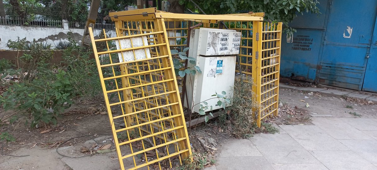 ihd10's tweet photo. @DelhiPwd  @DelhiPolice 
Even after one month ...Still no action... condition of this protection cage... it seems ready to be ripped apart by thieves.. https://t.co/4ev940dS4O