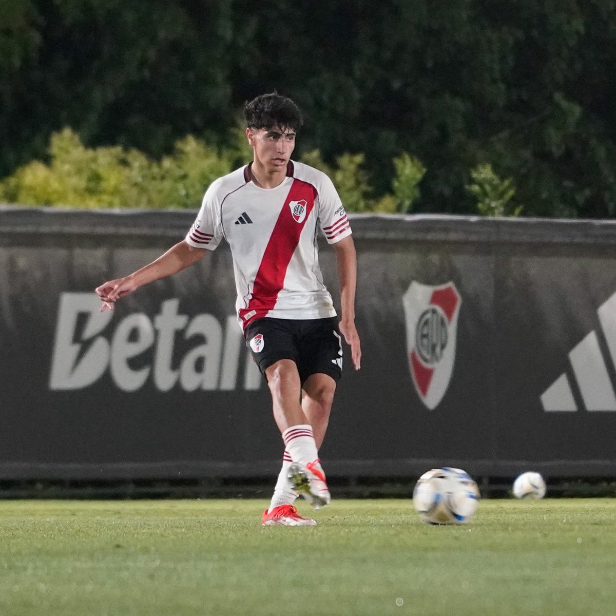 facupietro's tweet photo. Estoy totalmente embobado con Lucas Silva

Como distribuye, como juega con y sin pelota, la tranquilidad que tiene. Tenemos volante para rato. https://t.co/1nfLdxzcKb