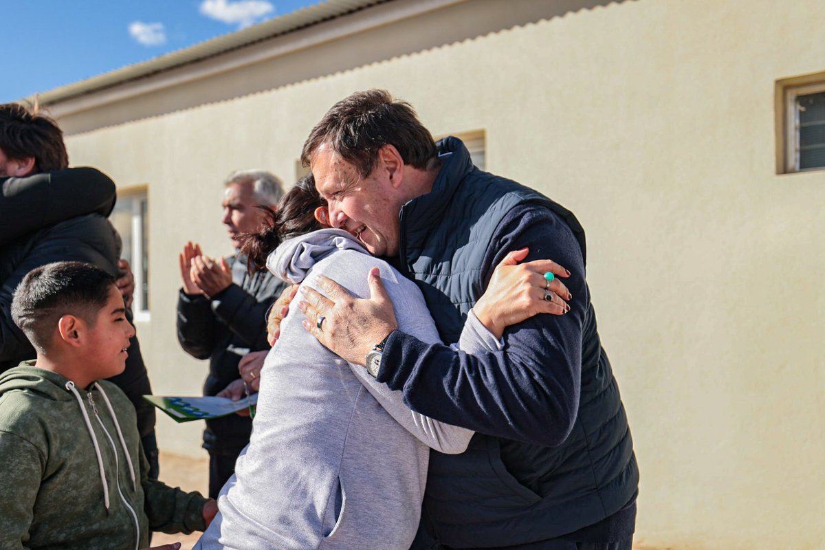 WeretilneckOK's tweet photo. CUMPLIMOS CON LAS FAMILIAS DEL ASENTAMIENTO MARIANO MORENO

Junto a @RodrigoButeler entregamos 31 viviendas a cipoleños que esperaron mucho este momento. Y no hay nada más importante que esto: abrir la puerta de tu casa, saber que es tuya y que ahí empieza una etapa distinta para siempre.

Cumplimos con ellos, que hoy fueron reubicados en el Distrito Vecinal Noreste y desde ahora van a tener un hogar con agua, gas, luz y la tranquilidad de vivir como se merecen.

El antiguo predio del asentamiento se va a transformar en un parque para que lo puedan disfrutar todas las familias de Cipolletti.

Estas son las cosas que realmente cambian la vida. Y por eso seguimos trabajando, construyendo y estando donde hay una necesidad concreta.

Cipolletti tiene rumbo. Río Negro está en marcha.