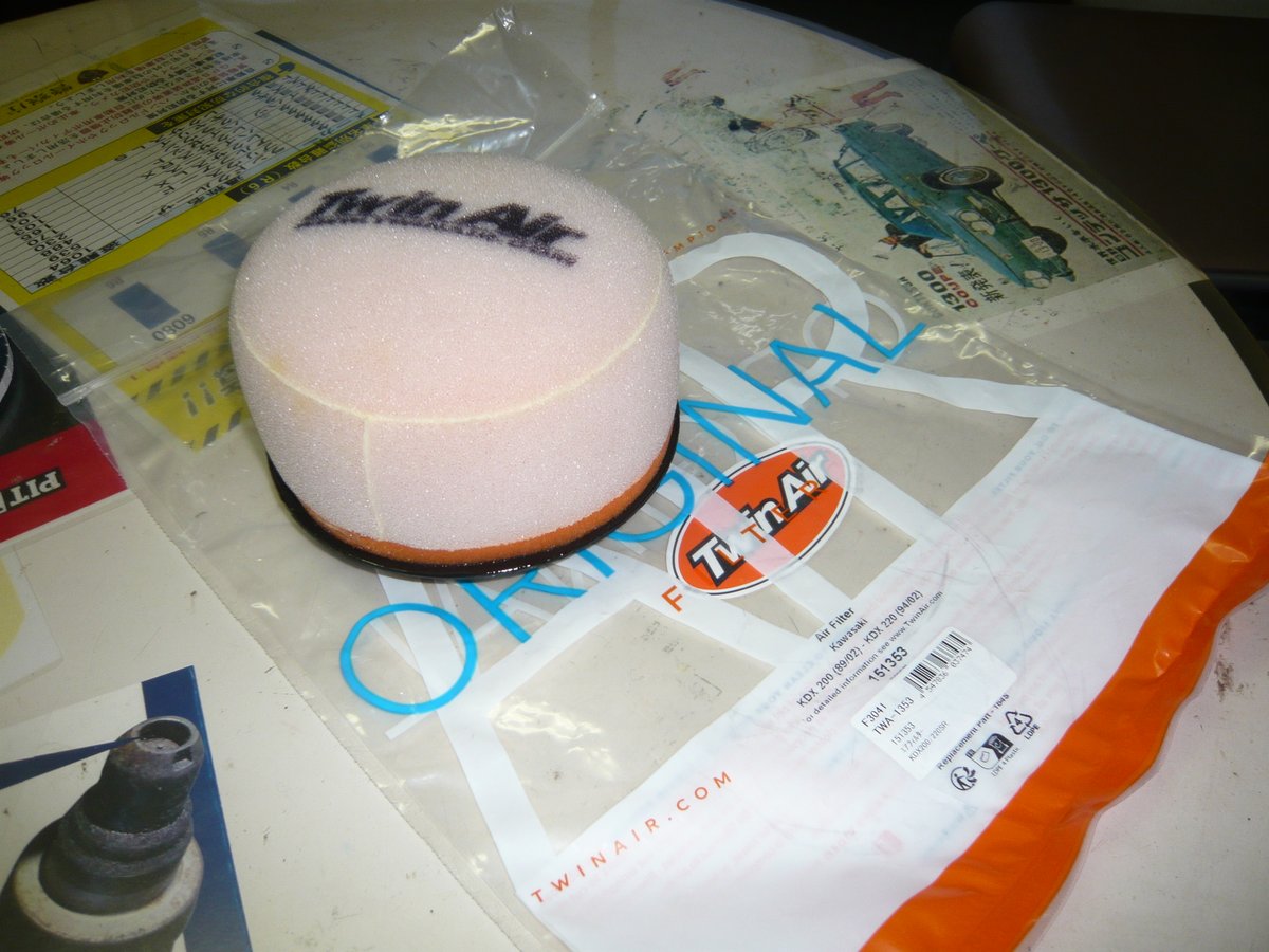 mperb26dett's tweet photo. FTR250のエアークリーナーを点検したら、ボロボロだったので新しくした…。当然、相談に乗ってくれないご相談パーツなので流用で…。流用パーツの廃盤になる前に気付いてよかった。
#FTR250 https://t.co/1tl7kUcOOM