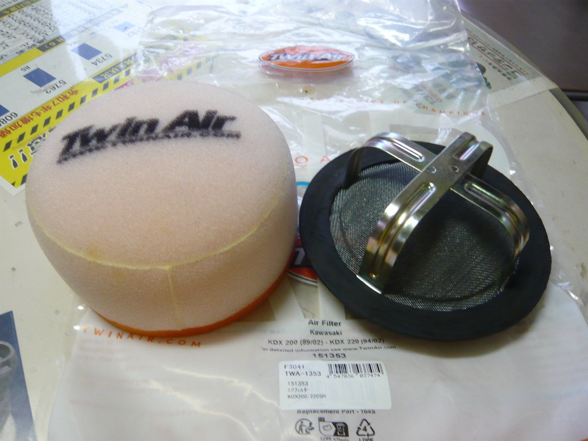 mperb26dett's tweet photo. FTR250のエアークリーナーを点検したら、ボロボロだったので新しくした…。当然、相談に乗ってくれないご相談パーツなので流用で…。流用パーツの廃盤になる前に気付いてよかった。
#FTR250 https://t.co/1tl7kUcOOM