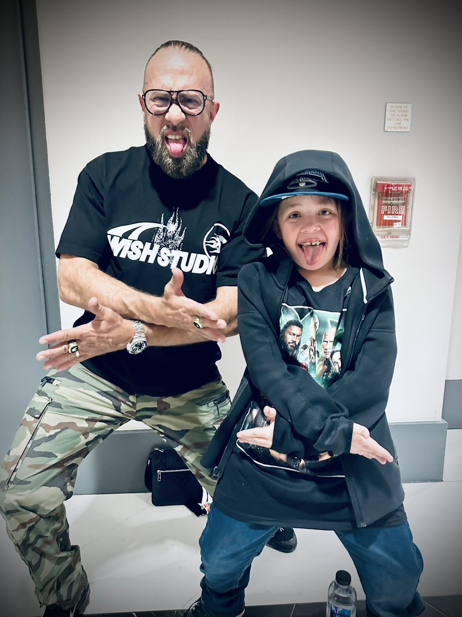 MARKUSMAC's tweet photo. Got Mason a little box of cards off Amazon and he hit the homie @TheRealXPac /5 https://t.co/zKV7b2RyTe
