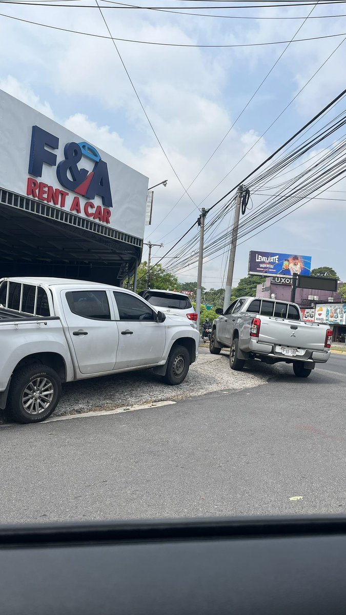 fjimenez13's tweet photo. Señores @alcaldia_ss, sobre el Boulevard Constitución este Rent a Car exhibe sus vehículos sobre la acera, y nos quita la visibilidad cuando salimos de la colonia. Hay que invadir el 1er carril para poder ver la afluencia vehicular  y atravesar la calle https://t.co/RPzIC847Md