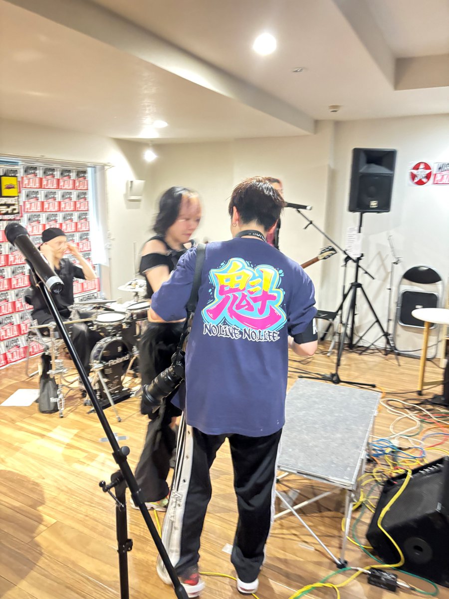 ボーカルに呼ばれる→ステージに行く→ カメラを置く→おんぶさせられる ALLiCAのオタッフ(オタク兼スタッフ)は なかなかの重労働💦 第5の ...