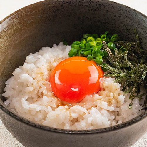 今日は #ごはんパンの日 🍚🍞

「＃ごはん派」ですか？「＃パン派」ですか？
ちなみに中の人は……断然 ごはん派 です！🍚✨

シンプルながらお茶漬けが、好物です😘

とめ手羽にも、ごはんに合う
#鶏明太 や、ジューシーな #から揚げ …。
これがあれば、ごはん何杯でもいけちゃいます！

#とめ手羽