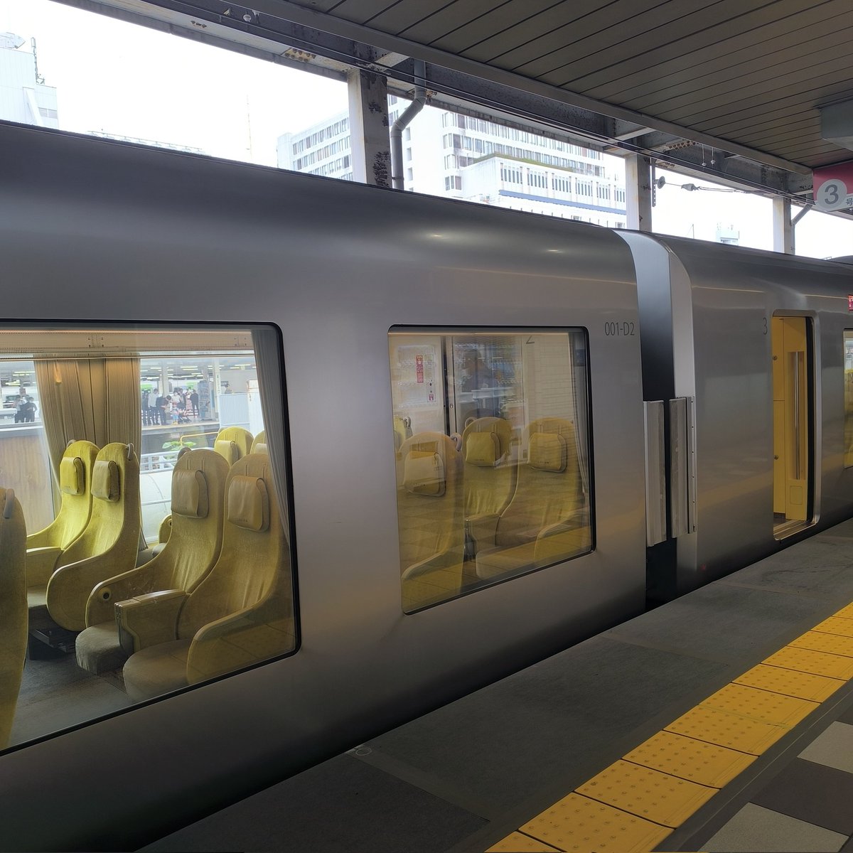 MasaShigemoto's tweet photo. 秩父日帰り出張。
西武ラビューは新幹線よりも乗り心地良い、素晴らしい車両。
こんなに足元広くなくてもいいってぐらい。 https://t.co/Z6NGf5TefL