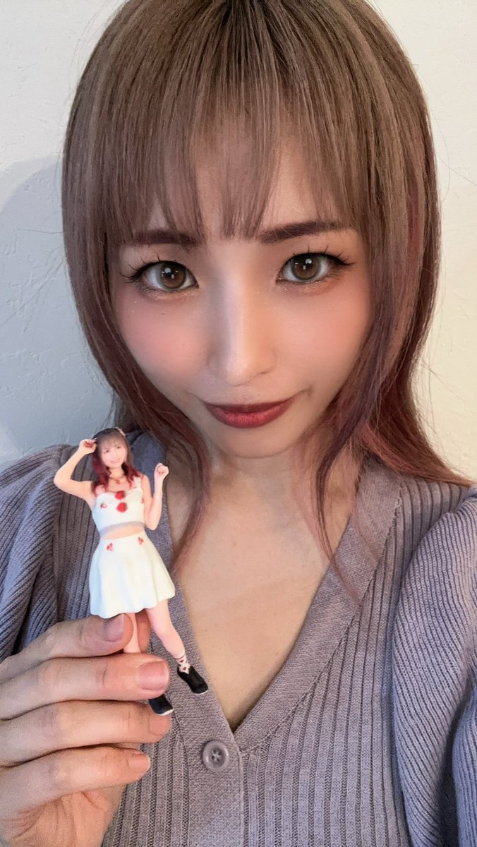 1ヶ月前に作ったフィギュアが届いたよ〜💖
顔はかなりリアルな作り🤣
洋服とかイチゴの装飾も雰囲気伝わるかな？🍓
電池も付いててライトアップ出来て、ガラスドームの埃除けも付いててビックリ✨
リアル茶々フィギュアお家に飾ってくれる人いる？w

原宿竹下通りで作れるよ✨