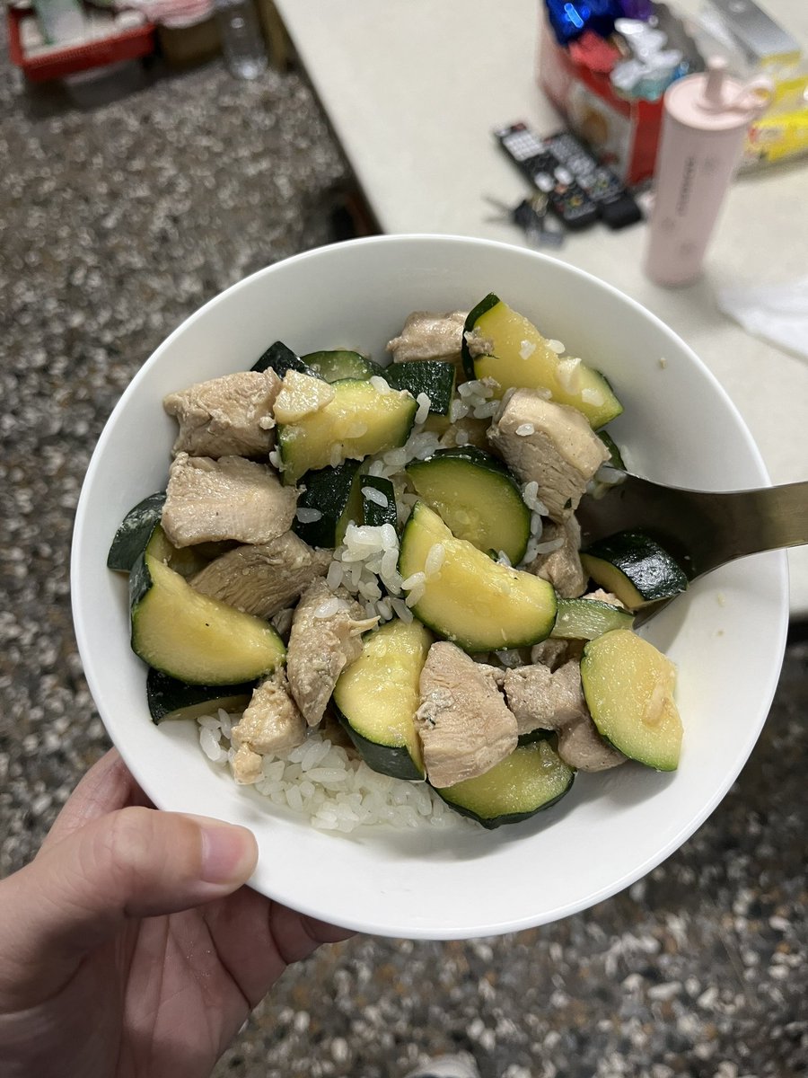 我是無情的進食機器人。 https://t.co/MC0lK0YpdT