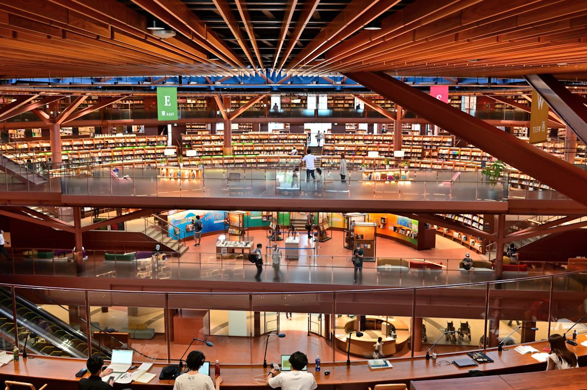 UnseenJapanSite's tweet photo. ICYMI: Libraries worldwide are struggling as people read fewer books. One library in Kanazawa has figured it out: the Ishikawa Prefectural Library won an iF Design Award, drew more visitors last year than people who live in the entire prefecture. https://t.co/NbFnWVZo2s