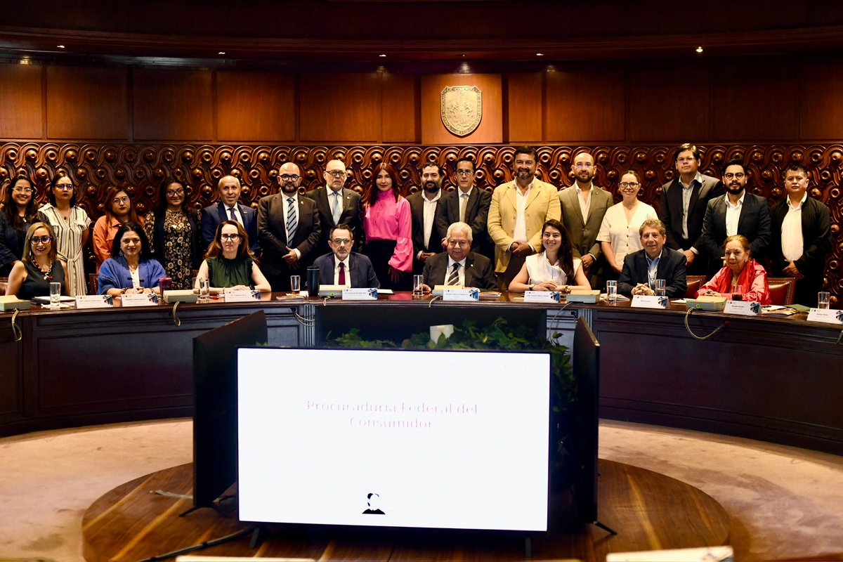 ivan_escalante's tweet photo. A 35 días del arranque del Mundial de Futbol 2026, la @SedecoCDMX, @turismocdmx y la responsable de la coordinación de este evento deportivo en México, @GabyCuevas, nos reunimos con representantes del grupo de las nueve principales cámaras y asociaciones empresariales de la Ciudad de México para fortalecer el Modelo de Proveedor Responsable.

La @Profeco es una institución de puertas abiertas, que ve la colaboración como una vía de crecimiento, por lo que priorizamos siempre la prevención mediante el diálogo, porque cuando autoridad y empresa trabajan juntas, ganan las y los consumidores.