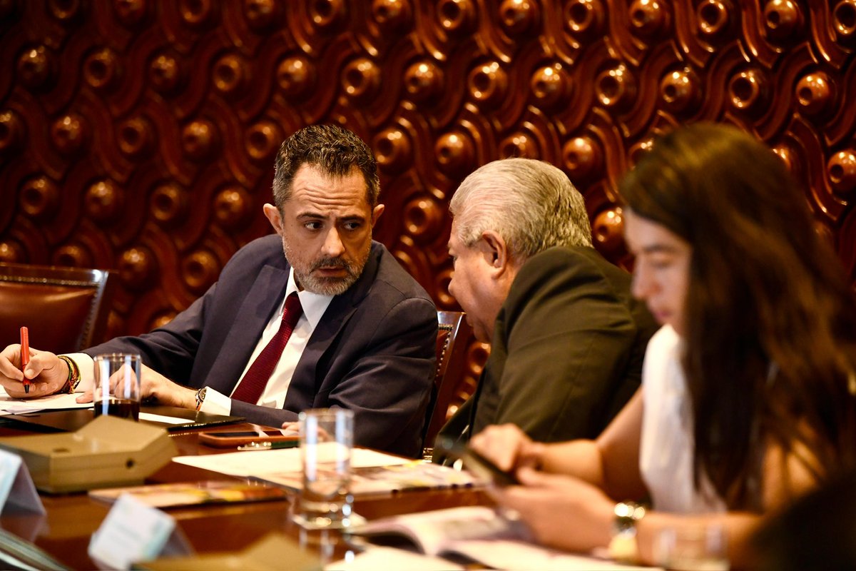 ivan_escalante's tweet photo. A 35 días del arranque del Mundial de Futbol 2026, la @SedecoCDMX, @turismocdmx y la responsable de la coordinación de este evento deportivo en México, @GabyCuevas, nos reunimos con representantes del grupo de las nueve principales cámaras y asociaciones empresariales de la Ciudad de México para fortalecer el Modelo de Proveedor Responsable.

La @Profeco es una institución de puertas abiertas, que ve la colaboración como una vía de crecimiento, por lo que priorizamos siempre la prevención mediante el diálogo, porque cuando autoridad y empresa trabajan juntas, ganan las y los consumidores.
