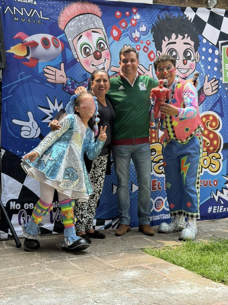 CLopez_Imm's tweet photo. Entregamos juguetes donados por grandes amigos que, sin duda, harán felices a muchos niños. Me dio gusto hacerlo acompañado de mi familia y de mis amigos Orlando y Mayte.

Además, entregamos presentes en el convivió del día del niño en la comunidad de Las Manzanas, con mi amiga Ivon Delegada de esta localidad.

#CarlosLópezIMM #DiputadoJilotepec #TuVozIMMporta