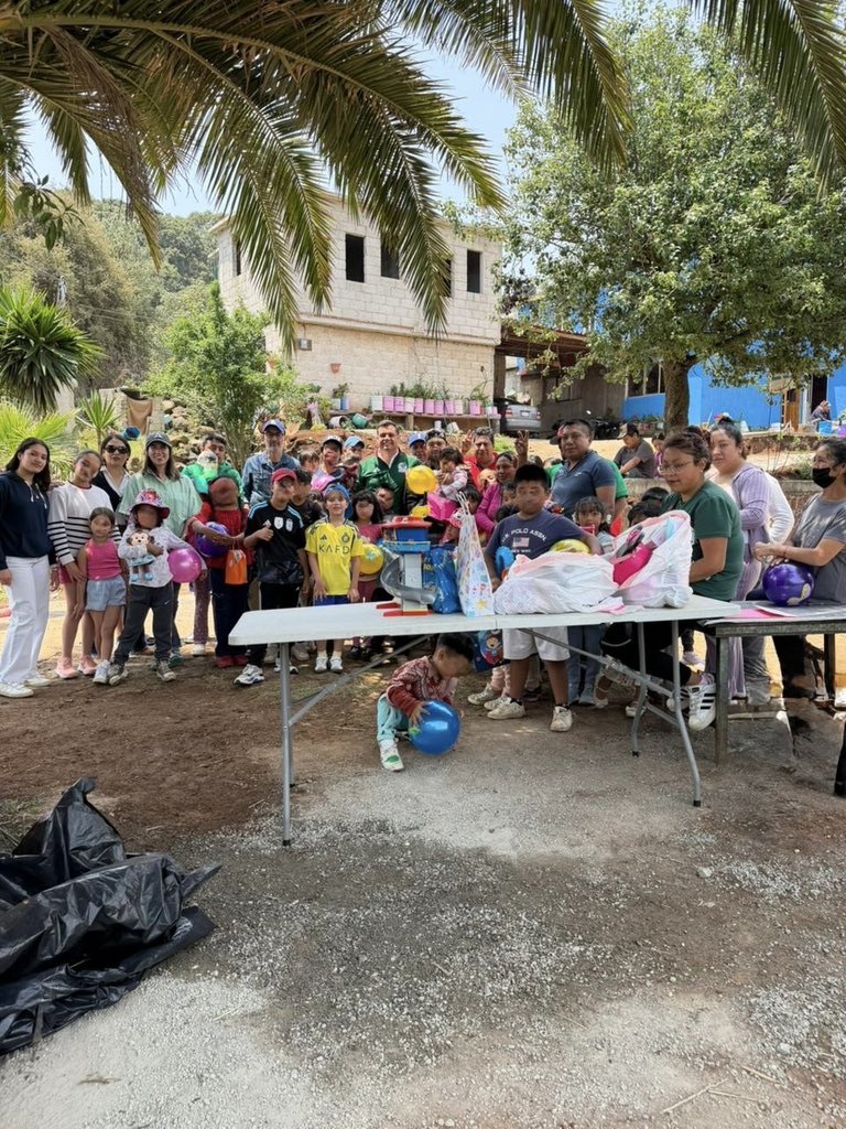 CLopez_Imm's tweet photo. Entregamos juguetes donados por grandes amigos que, sin duda, harán felices a muchos niños. Me dio gusto hacerlo acompañado de mi familia y de mis amigos Orlando y Mayte.

Además, entregamos presentes en el convivió del día del niño en la comunidad de Las Manzanas, con mi amiga Ivon Delegada de esta localidad.

#CarlosLópezIMM #DiputadoJilotepec #TuVozIMMporta