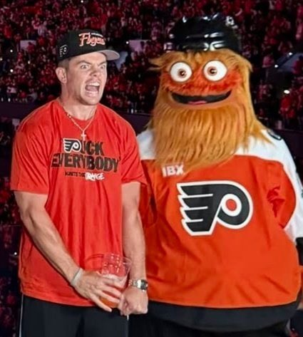 _EagleTimes's tweet photo. Cooper DeJean meets Gritty. 😭 https://t.co/yJdQnW7twQ