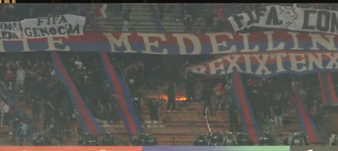MPz1963's tweet photo. O jogo entre o Deportivo Independiente Medellín e o Flamengo, foi suspenso. A torcida do Independiente tentou invadir o campo, para protestar contra o time da Colômbia. O que pode acontecer é o Independiente perder os pontos. E ser desligado da Libertadores desse ano. https://t.co/1P0UmLbCNS