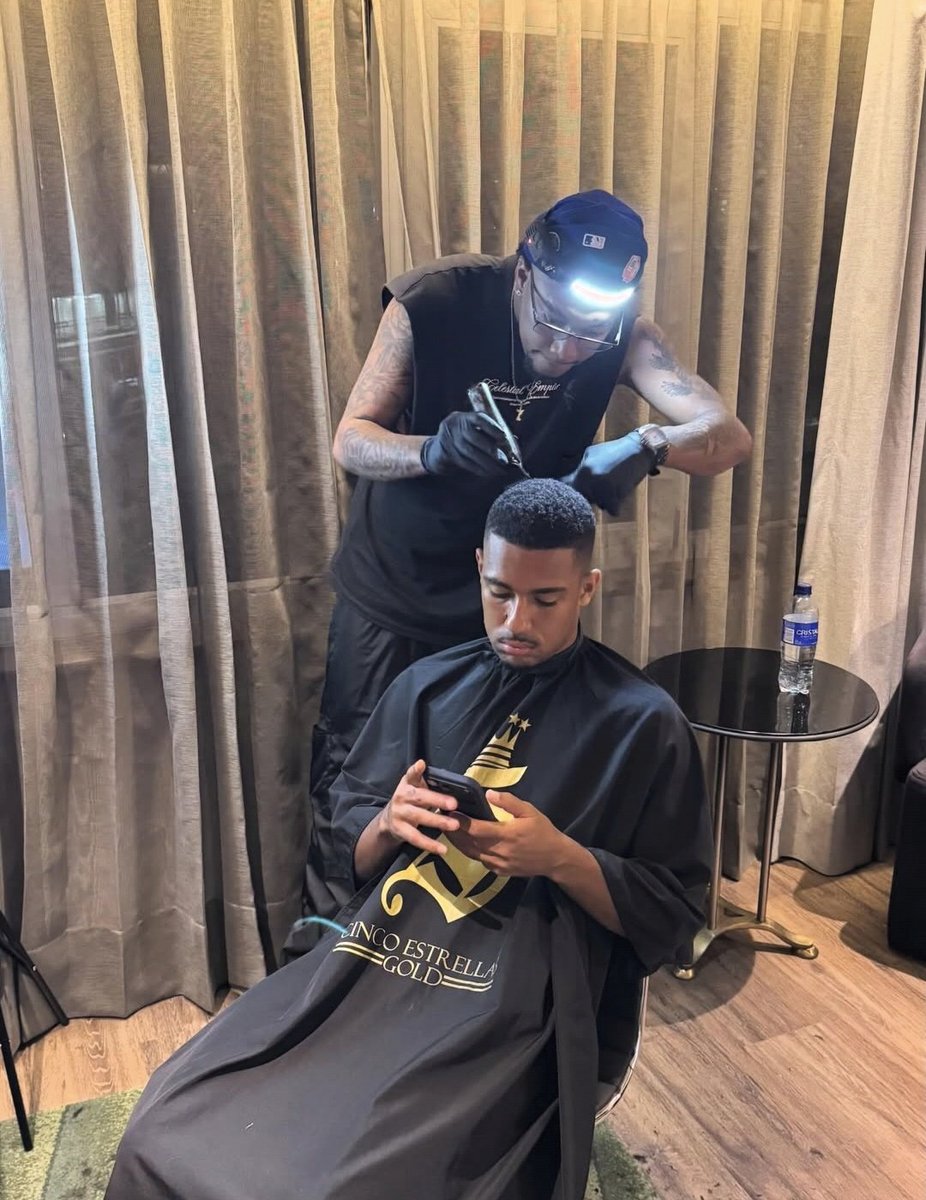 fIamenguismo's tweet photo. e os jogadores do flamengo que foram pra colômbia só pra cortar o cabelo https://t.co/MJz2z2Mzvz