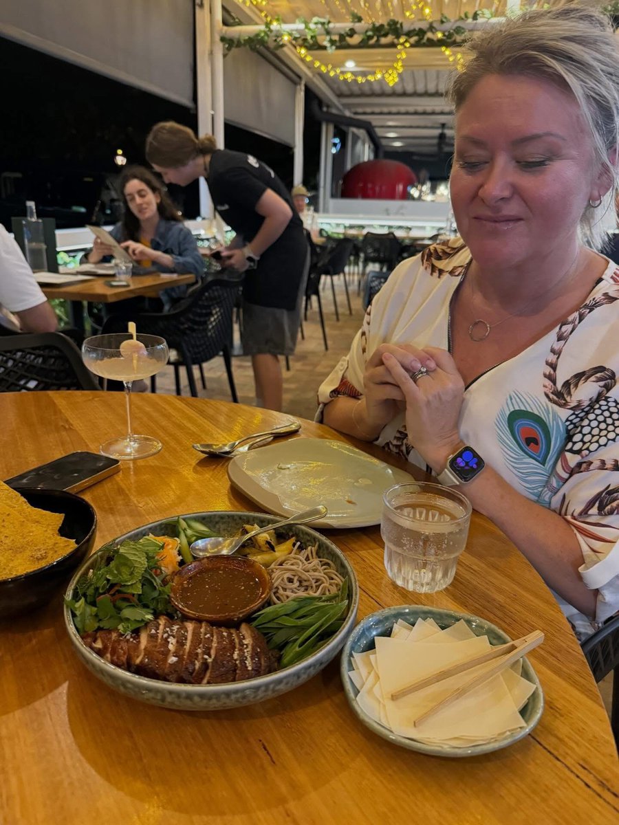 sandram43's tweet photo. The first night I landed on my solo getaway, I was wandering along, admiring the beauty of Airlie Beach, and someone caught my eye and yelled "Sandra!" | grinned back "Lanie! ✨ https://t.co/CWakUyUI61