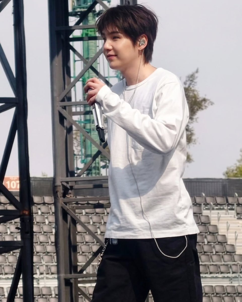 SUGA tweet media