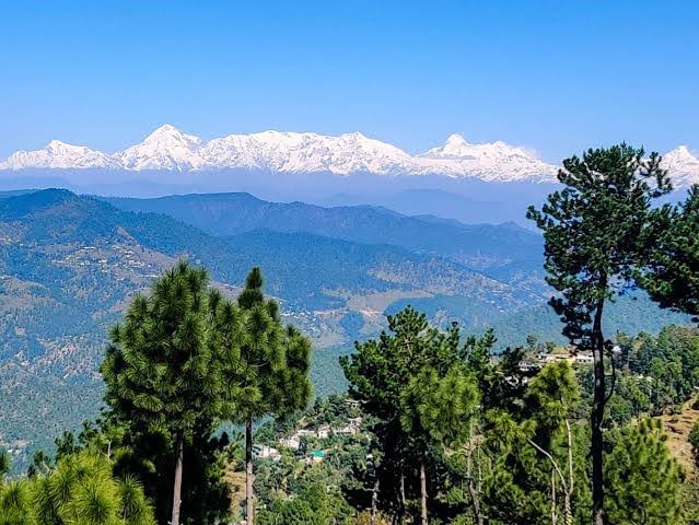 Munsyari_'s tweet photo. Kausani is a serene hill station located in the Bageshwar district of Uttarakhand, India, renowned for its panoramic 300 km-wide view of the Himalayan peaks, including Trisul, Nanda Devi, and Panchchuli. Situated at an elevation, it offers a peaceful retreat https://t.co/CXv3DIK1z1
