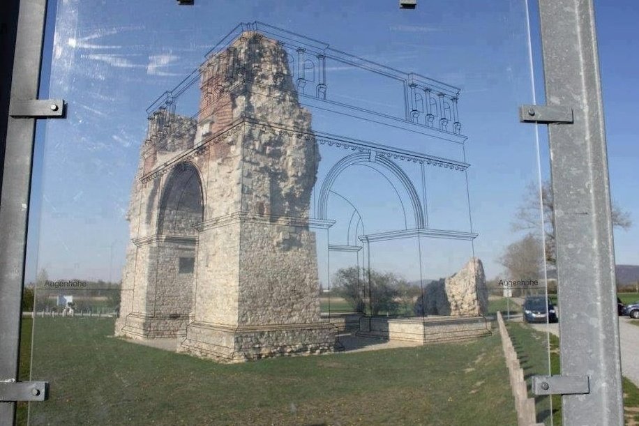 オーストリアにある古代ローマ時代に建設された「異教徒の門」はかなり変わってしまいましたが、そこに設置されている透明なアクリル板を通して見ると、当時の姿がはっきり分かります。すごくいいアイデア。 reddit.com/r/pics/s/zbANy…