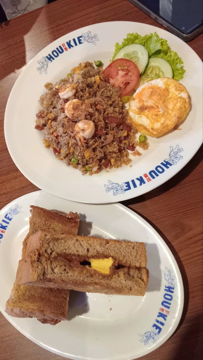 📍hou kie
iseng nyoba, tempatnya di depan gyurih wahid hasyim. ngga nyangka rotinya guede bgt, untuk nasi gorenganya agak keasinan di lidahku 😋😋