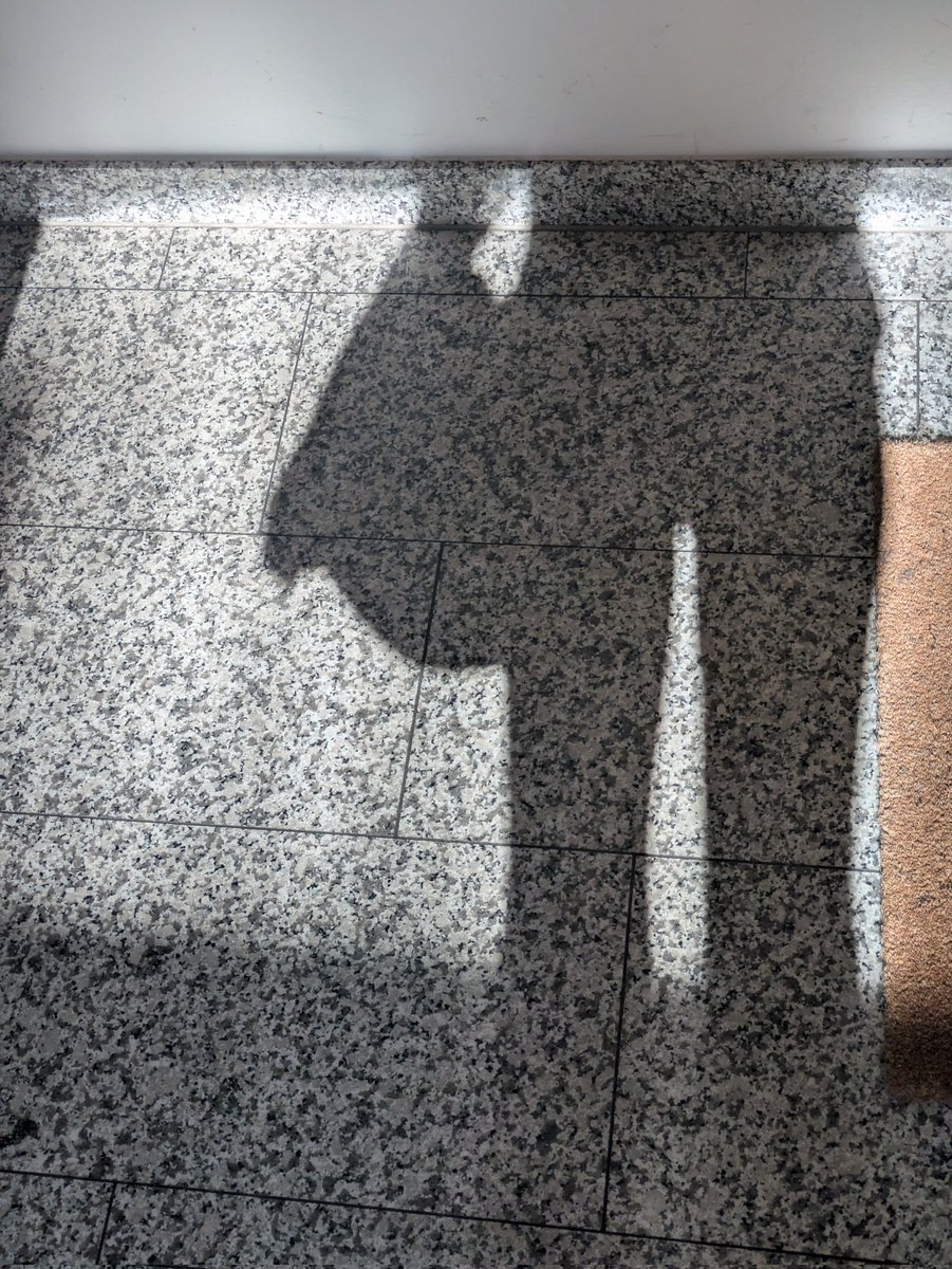 aaairhead's tweet photo. My shadow looks skinny?!!! https://t.co/8dCO8jVxY1
