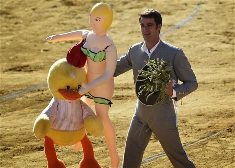 Los circos de Jesulín con aforo exclusivo femenino en los 90: peón y arenera recogiendo lencería del ruedo y hogaza con forma de falo en el tendido. Ojalá otro documental revisionista estudiando aquel fenómeno social. Hace no tanto unos nostálgicos le tiraron una muñeca hinchable
