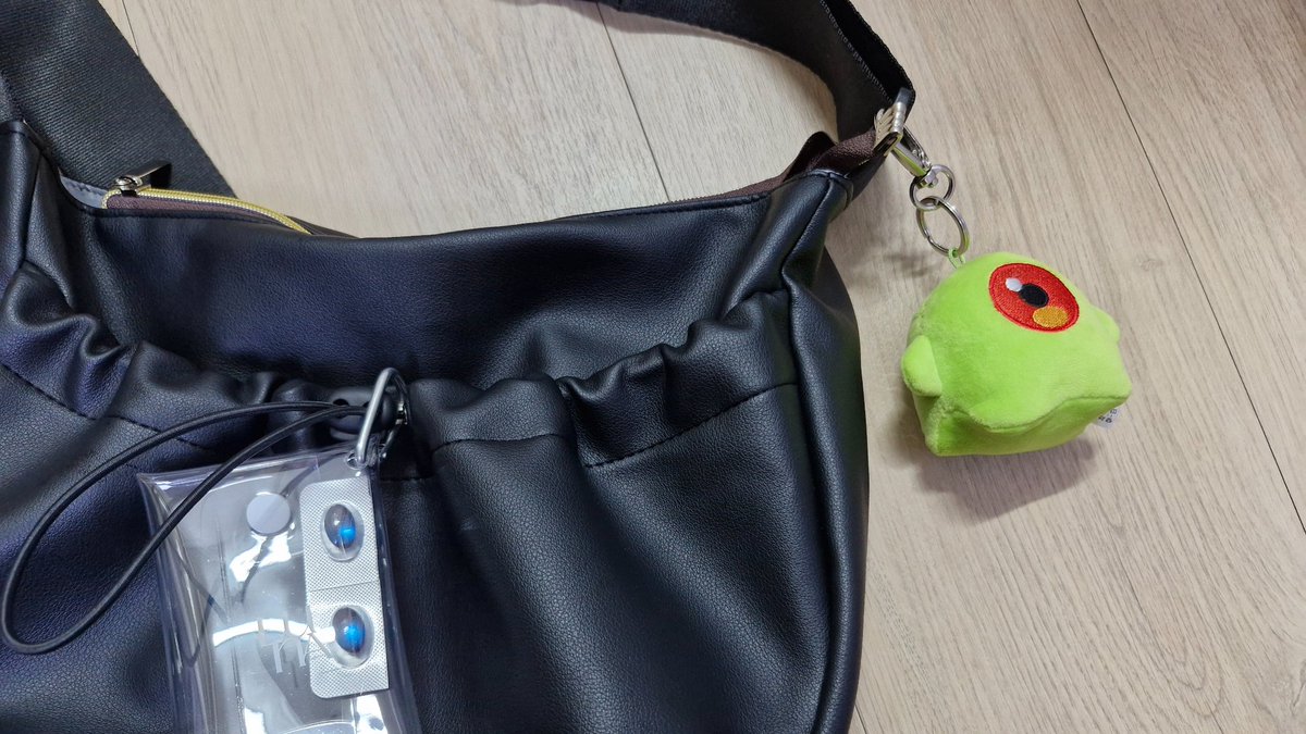 근데 얘 인기많은 디자인인건 맞음....... 나같경 무슨 캐릭터냐고 3번 중 1번은 물어봤음 이제 가격 18000원에서 튕겨나가서 그렇지
랜덤 라부부보다 싸지만 아직 갈 길은 멀다