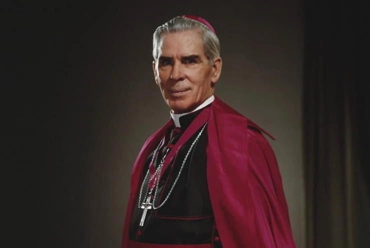 8 maja 1895 roku w amerykańskim mieście El Paso w stanie Illinois, na świat przyszedł Fulton J. Sheen. 

W 1919 roku, w wieku 24 lat przyjął święcenia kapłańskie w diecezji Peoria, a 16 lat później w 1935 roku otrzymał tytuł prałata. 
W latach 1951-1966 pełnił funkcję biskupa