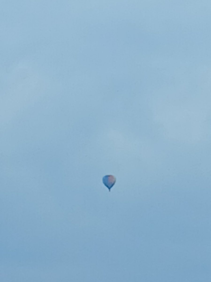 SussexTW's tweet photo. Hot Air Balloon update now currently approaching Lewes @BBCSussex @seahavenfm https://t.co/Z57TPwv7Mt