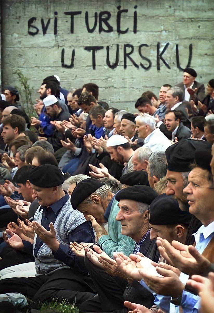cirijab43791's tweet photo. 1st ever Srebrenica annual memorial day was held in nearby Vlasenica in July 11. 2001.

1) Bosniaks attending the ceremony next to a graffiti sign that says "all Turks to Turkey"

2) later that night Meliha Durić(16) from Vlasenica was ki**ed from a sniper rifle at her doorstep. https://t.co/8pWyOdHkgT