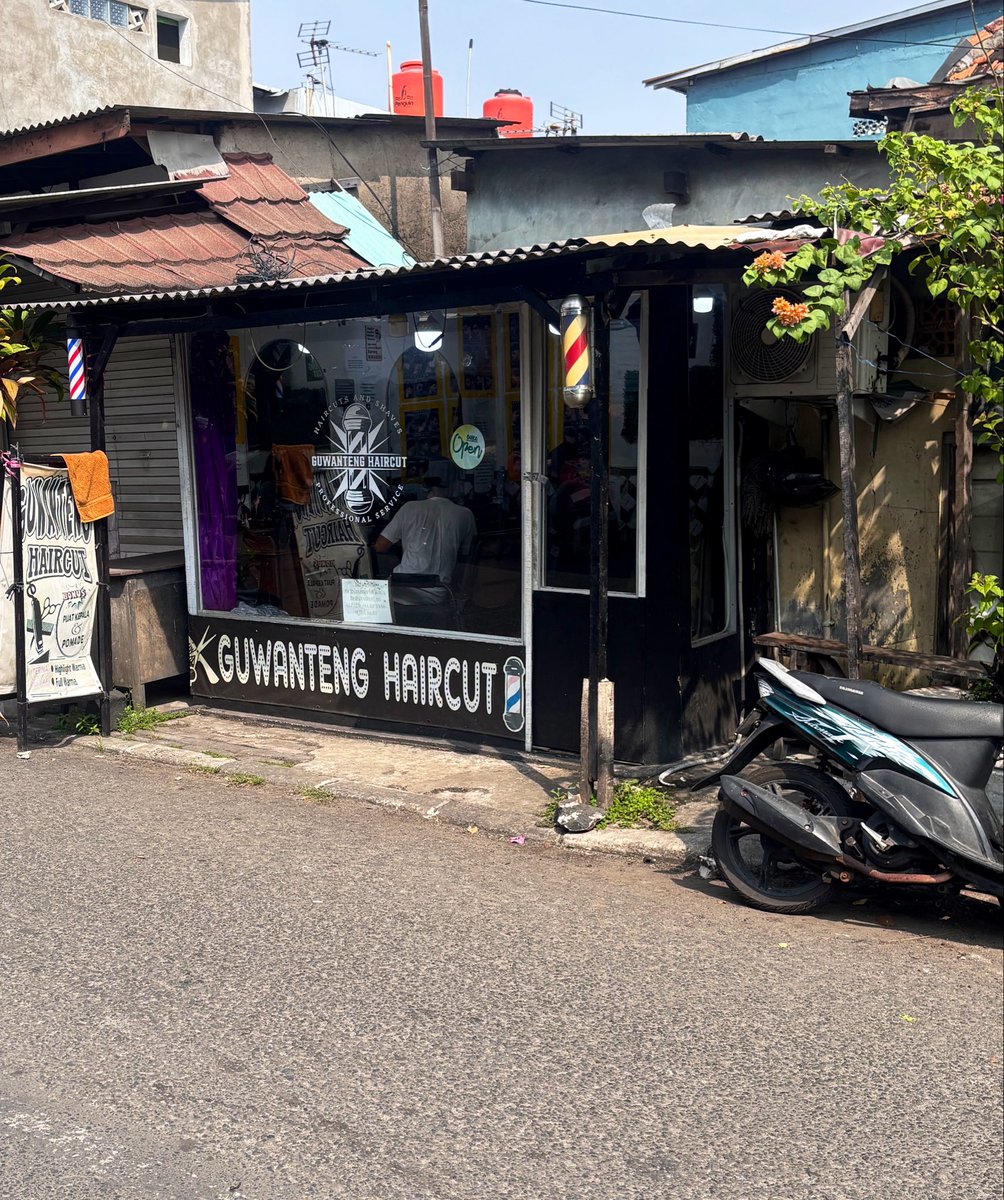 Jadi bingung,  potong rambut di sini pas keluar jadi ganteng gak ya?