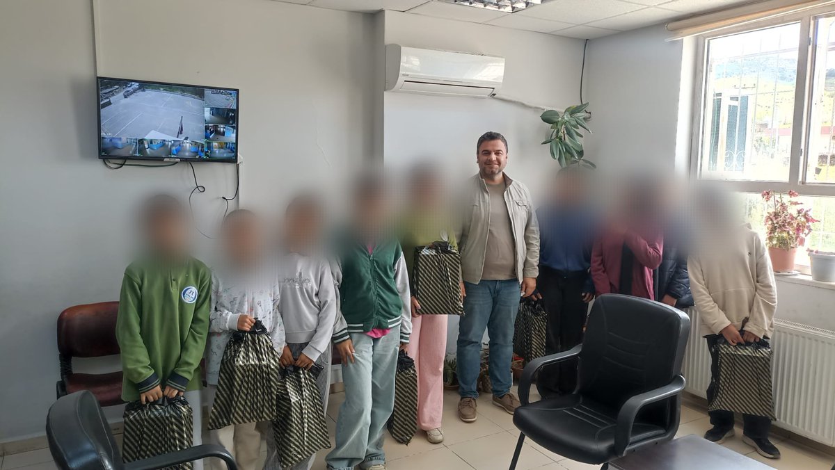 yalim_ortaokulu's tweet photo. Öğrencilerimizin Kurban Bayramı sevincine ortak olan İbrahim Akkuş Abimiz bu değerli desteği, öğrencilerimiz için büyük bir moral kaynağı olmuştur.
​İyiliğin paylaştıkça çoğaldığına olan inancımızla, teşekkür eder, şimdiden iyi bayramlar dileriz.
@ali_eyyupkoca @mehmeteminduya1 https://t.co/I3zjbalk6Z