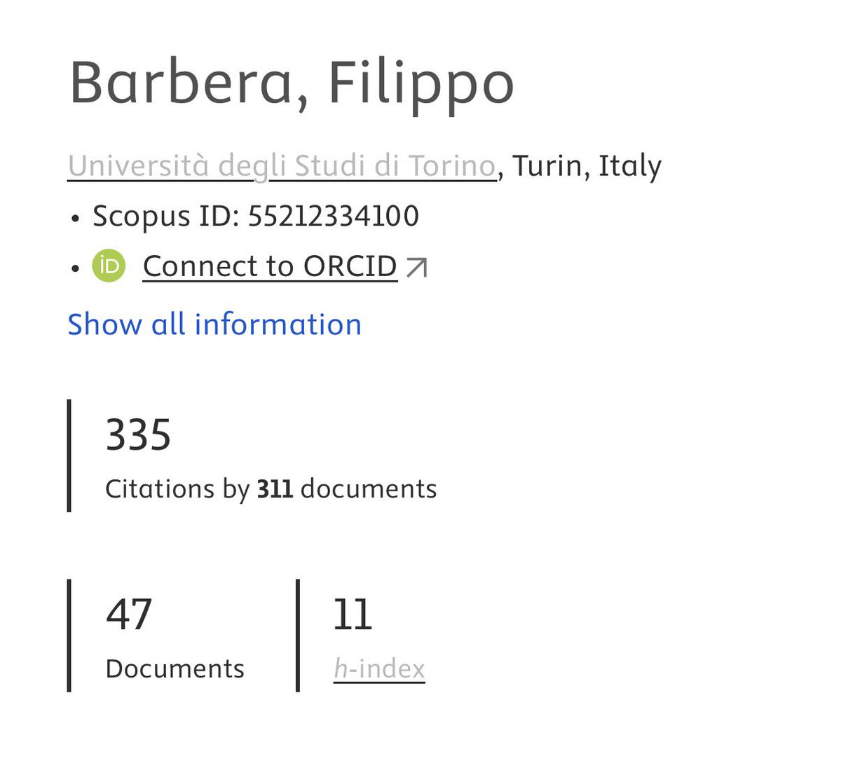 AlbertoBagnai's tweet photo. Una riflessione sul concetto di comunità scientifica.

La comunità scientifica non è (solo) quattro provinciali conformisti e in conflitto di interessi, che lottano in modo più o meno trasparente per accaparrarsi risorse più o meno scarse e rafforzare la propria tribù. Oggi (come ieri) la comunità scientifica è internazionale, ha sostituito il latino con l’inglese, ma per il resto funziona più o meno come sempre: se hai qualcosa da dire lo dici, se agli altri interessa ne tengono conto.

Quello che colpisce nell’attacco ad personam di questo sociologo, cui le mie osservazioni evidentemente hanno toccato un nervo scoperto, è che avendo più del doppio dei miei lavori pubblicati su rivista internazionale (e questo ci sta, perché è uno che ha fatto solo questo nella vita, e io ho smesso di farlo da otto anni), abbia solo 11 documenti con almeno 11 citazioni, praticamente come me che ne ho solo 10 con almeno 10 citazioni. Questo significa che quanto ha fatto non era poi così interessante per la vera comunità scientifica (quella internazionale), o almeno non significativamente di più di quello che ho fatto io, che in più ho dedicato 15 anni a un lavoro di divulgazione inconcepibile per questi abitanti della torre d’avorio, e che comunque ha sottratto tempo a quel meraviglioso esercizio di “complimenti a vicenda” (cit. Pulp fiction) noto come “peer review”!

Fa anche sorridere che, sapendo di perdere sul terreno degli argomenti (dove farei notare che non tener conto del ruolo del vincolo esterno in una analisi simile la svuota sostanzialmente di significato), certa gente voglia attaccare sul piano personale, ignorando che “oggi è facile documentarsi”. Sarebbe anche facile, ad esempio, sapere che se non sono diventato ordinario è perché purtroppo sono diventato presidente della commissione finanze del Senato della Repubblica, dove sono giunto in virtù del mio impegno civile (vedi alla voce divulgazione) e dove ho imparato cose che un operatore accademico non avrà mai l’opportunità di apprendere.

Insisto sul mio punto: i pavidi che nei corridoi dei dipartimenti mi aspettavano dietro l’angolo per stringermi la mano e incoraggiarmi ad andare avanti per me valgono quanto questi tronfi assertori dell’ovvio. Entrambi sono un pezzo del problema, come abbiamo visto recentemente in altri settori disciplinari.