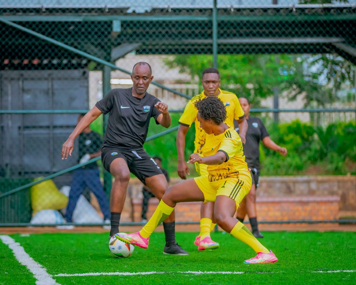 rigogaruth's tweet photo. 😂😂 mwigire hino mbatere story 🙈

Ejo gapiteni wanyu yegukanye igikombe cya shampiyona 😜😎 

Hariyaaa mureeba nahagaritse contre attaque ya legend Murangwa 😇

Iyi Team ndayibatuye 🔥 https://t.co/I0tbODl8ut