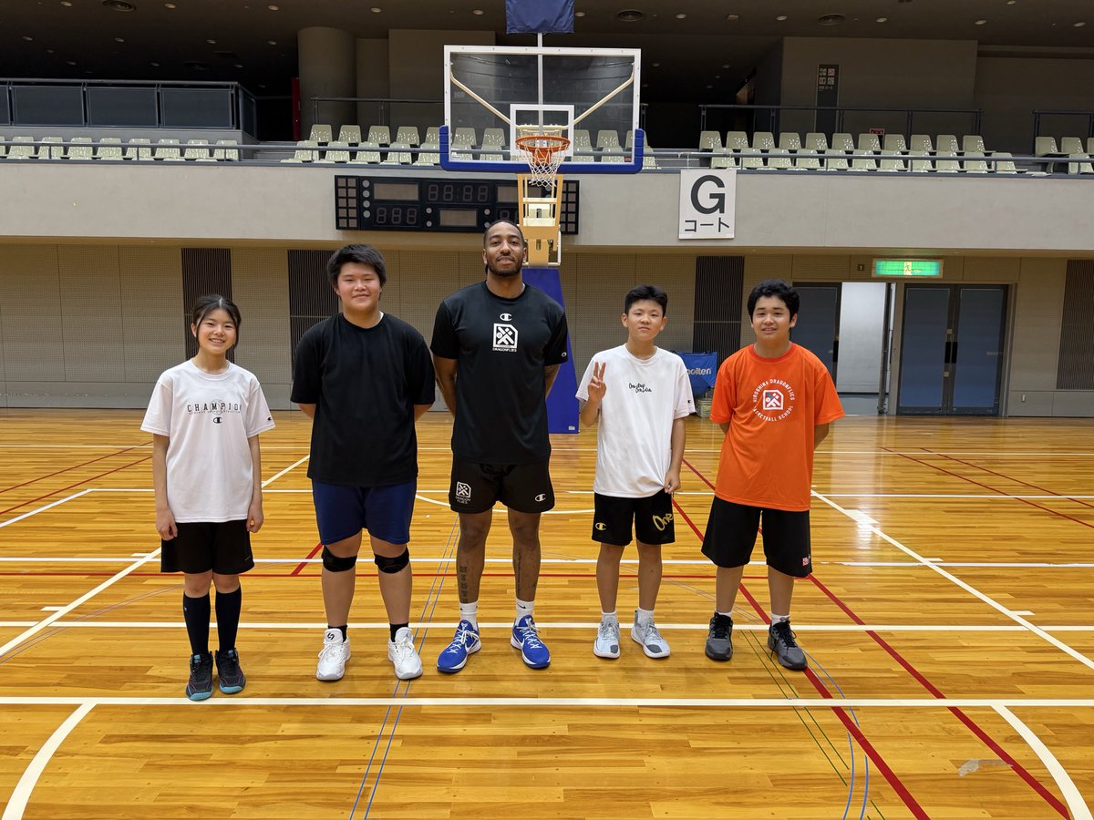 HIROSHIMADFLIES's tweet photo. 昨日、グリーンアリーナ校(木)に #クリストファースミス 選手がスクール訪問し、指導を行いました！！  スミス選手は、子どもたちと積極的にコミュニケーションを取りながら、細かいポイントまで丁寧にアドバイスしてくれました✨  子どもたちはスミス選手との練習で積極的に挑戦し、最後まで全力でプレーしていました🏀🔥  ぜひスミス選手からのコメントもチェックしてみてください👀✅  #ドラゴンフライズ #Ｂリ���グ #バスケ