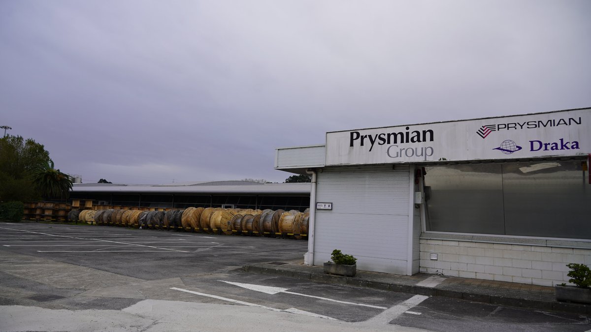 CCOOCantabria's tweet photo. 🔥 ¡HUELGA EN PRYSMIAN!

✊ La plantilla de la fábrica de cables de fibra óptica de Maliaño se planta frente al bloqueo de la negociación del convenio y a la congelación salarial que propone la dirección de la empresa.

❌ Después de años dando el callo, ERTEs y despidos, la empresa no acepta incrementos salariales que garanticen el poder adquisitivo del personal mientras que el grupo sigue generando beneficios

📢 Huelga los días 13, 19, 21, 26 y 28 de mayo

💪 Si el 90% de la plantilla cuenta con más de 15 años de antigüedad es que son buenos profesionales, que hacen bien su trabajo. Después de haber estado 2 años regulados por un ERTE y de sufrir un ajuste de plantilla posterior, lo único que piden es lo justo, mantener el poder adquisitivo

📌 https://t.co/65VKsT2x6C