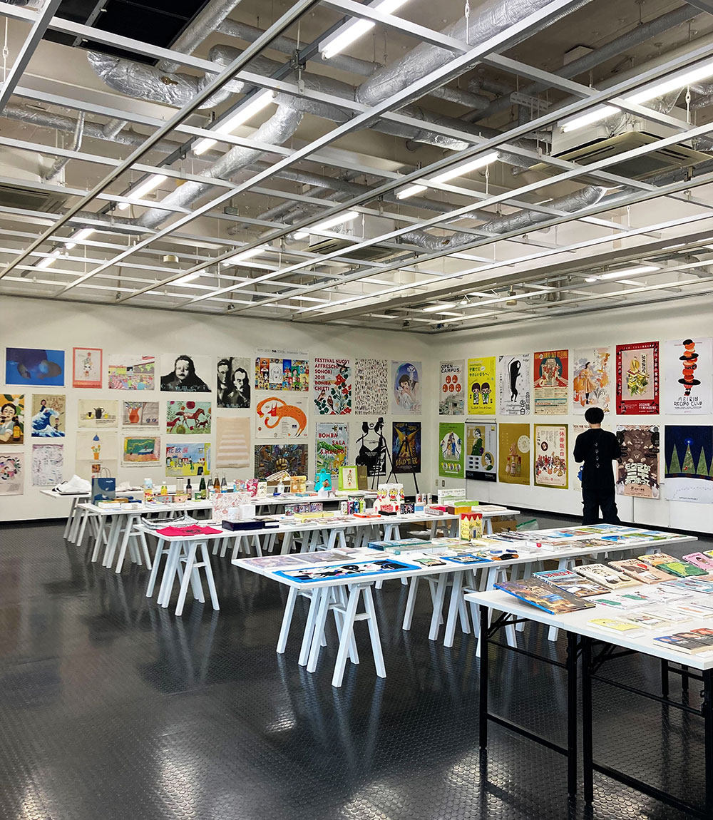 TISjimukyoku's tweet photo. TIS+KDUVD Illustration Works展
神⼾芸術⼯科⼤学ビジュアルデザイン学科との合同展
設営完了しました。

9日からのご来場お待ちしております。

会期
2026年5⽉9⽇（⼟）～5⽉30⽇（⼟） ⽇曜・祝⽇休

会場
神戸芸術工科大学内　ギャラリーセレンディップ

詳しくはこちら
https://t.co/tS6dOYud92 https://t.co/HoxFCCfSuh