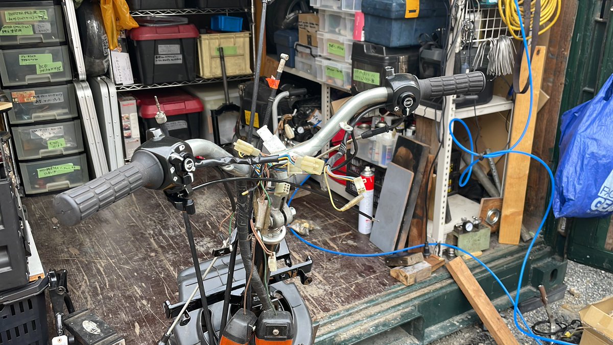euroscoot's tweet photo. あとはハンドル下カバー付けてケーブル類取り回して火入れも近い　カウルも買うのかな　3AA BW’S https://t.co/3ZRJb2I7kG