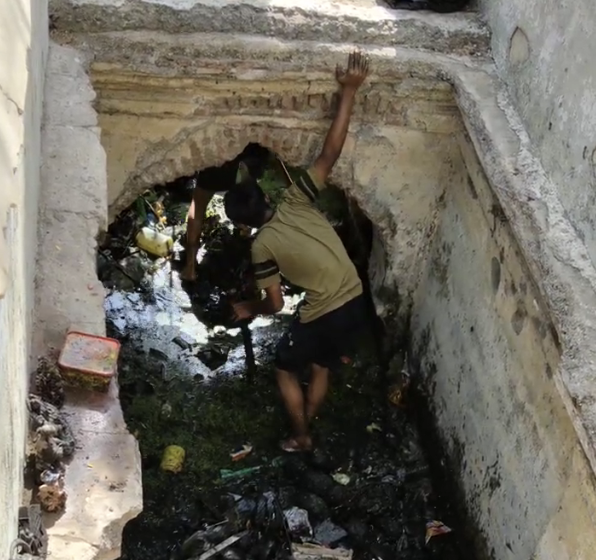 RamdootRestores's tweet photo. We never expected to pull this out of a 150-year-old stepwell.