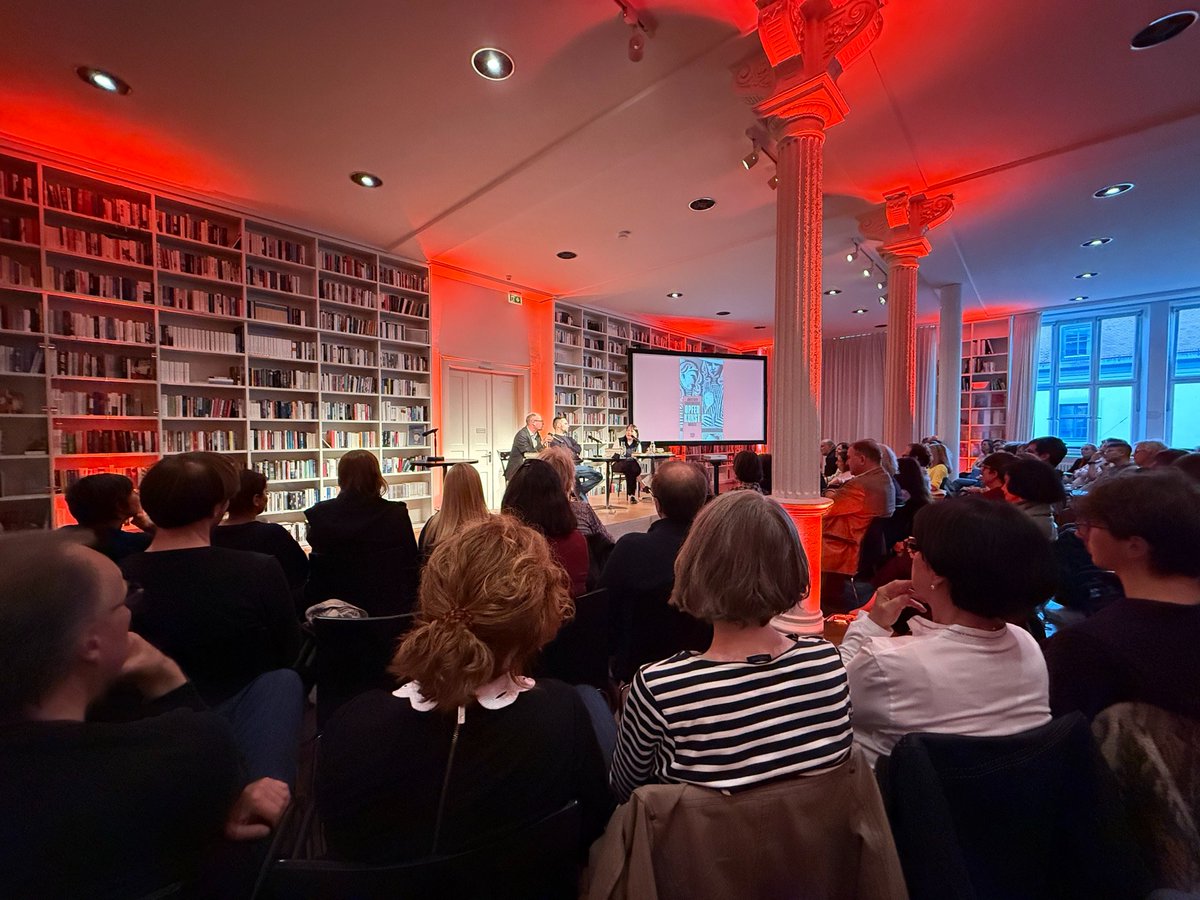 PhilippLenhard's tweet photo. Sehr schön und auch ziemlich lustig war es gestern wieder im Jüdischen #Buchklub @LithausMUC. Im November geht's weiter! https://t.co/VgUdURgTF0