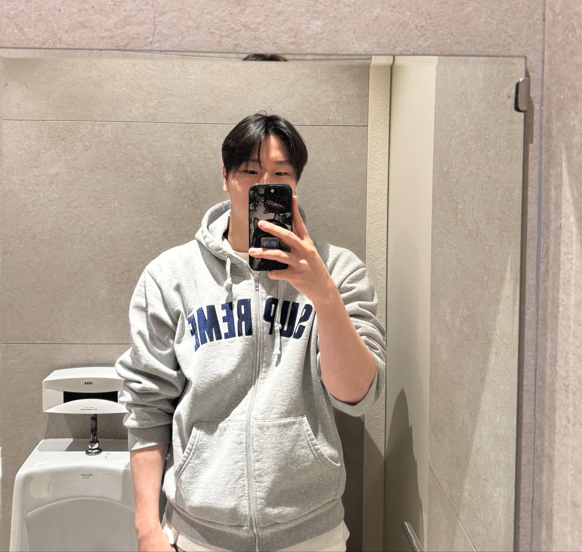 sKrrPyong's tweet photo. 너랑 데이트하려��� 난 다리에 붙혔어 케토톱 https://t.co/u8xg4caSLh