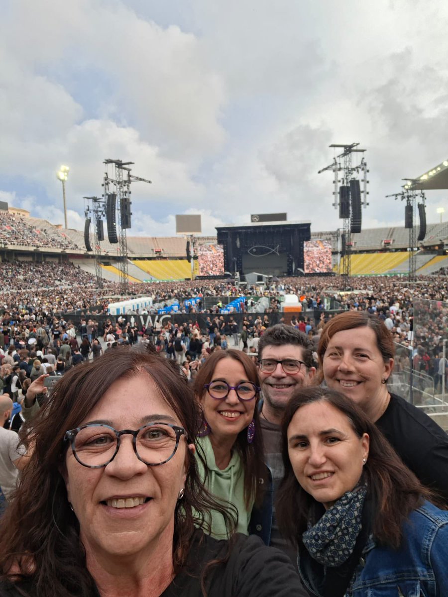 EliAlos's tweet photo. …y mi palabra es la leyyyy!!!! Acabar amb un mariatxi i tenir ganes immediates d’anar de Festa Major!!! I sentir tacos a l’escenari (com si a sobre hi fos el Pepe Rubianes). Ja no és només música…és TOT. (TOT = felicitat, bon rotllo, suar-te..el q sigui etc)#elúltimodelafila https://t.co/lcxFgpwWYu